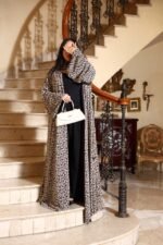 ⁦عباية ليوبارد بإطلالة فاخرة وجريئة⁩ - الصورة ⁦2⁩