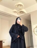 ⁦عباية الشيخة باللون الأسود  | كريب سعودي فاخر | صناعة سعودية كاملة | مستوردة من السعودية⁩ - الصورة ⁦4⁩