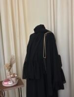 ⁦عباية الشيخة باللون الأسود  | كريب سعودي فاخر | صناعة سعودية كاملة | مستوردة من السعودية⁩ - الصورة ⁦5⁩